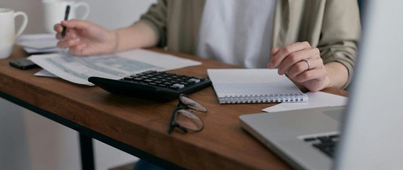 Leia mais sobre o artigo Como lidar com dívidas e sair do vermelho sem fórmulas milagrosas