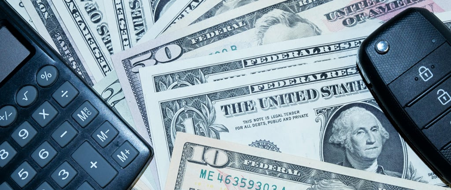 Pessoa calculando o custo real de ter um carro com planilha e documentos