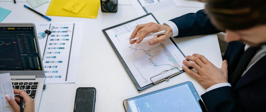 Documentos de IPVA e seguro mostrando custos reais de ter um carro