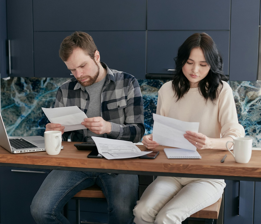 Pessoa triste após renegociar dívidas sem sucesso