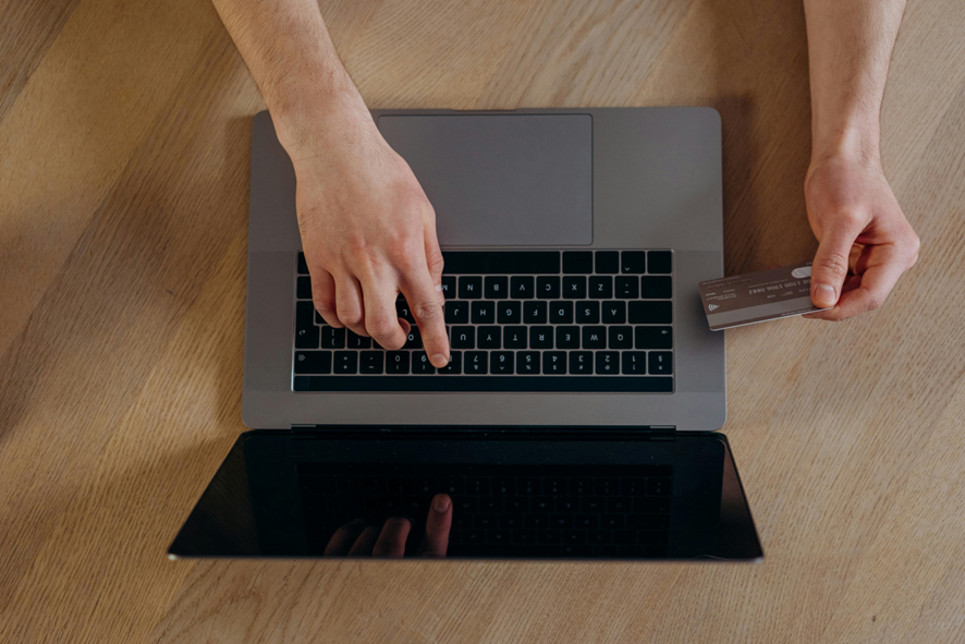 Pessoa comparando diferentes cartões sem anuidade no celular