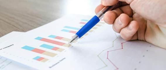 Pessoa organizando gastos em planilha - como organizar seus gastos mensais