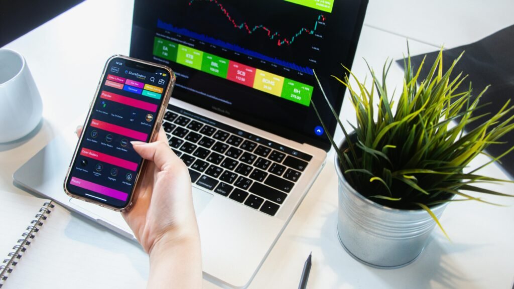 Aplicativo de gestão financeira mostrando ferramentas digitais de gestão financeira em smartphone