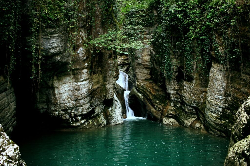 viagens baratas até 2000 reais - cachoeira no litoral paulista