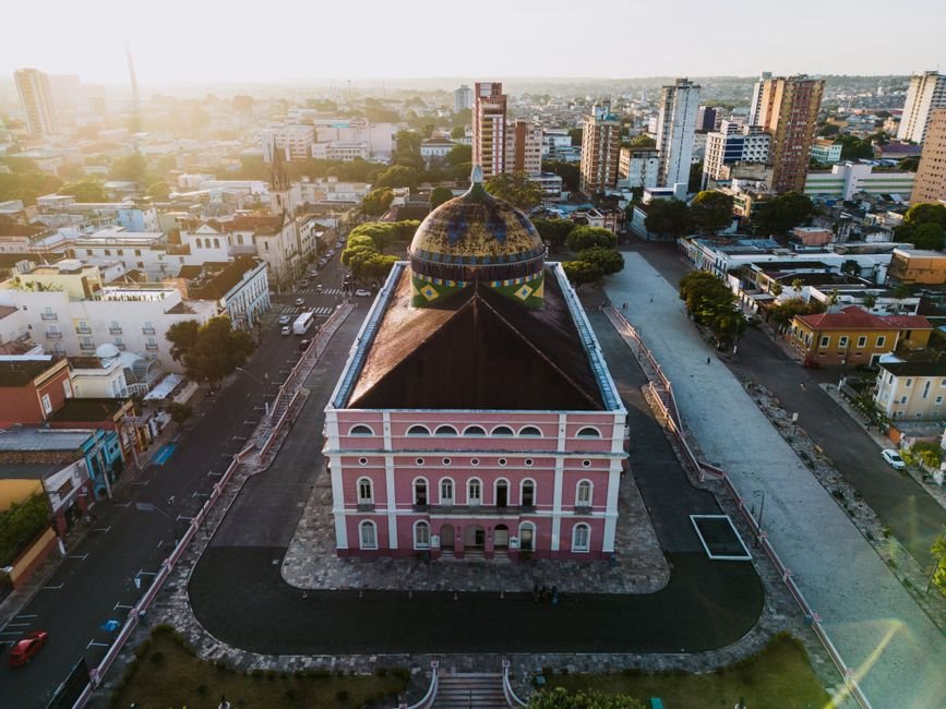 Teatro Amazonas com cúpula colorida