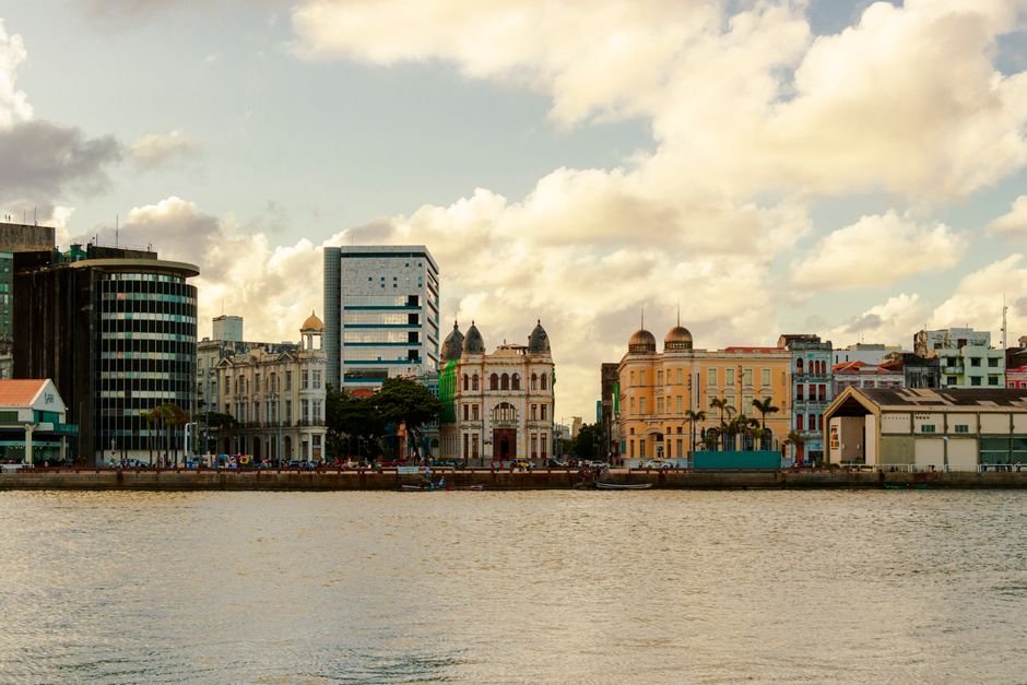 Recife Antigo com o rio Capibaribe ao entardecer