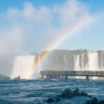 Turistas na trilha das Cataratas do Iguaçu lado brasileiro