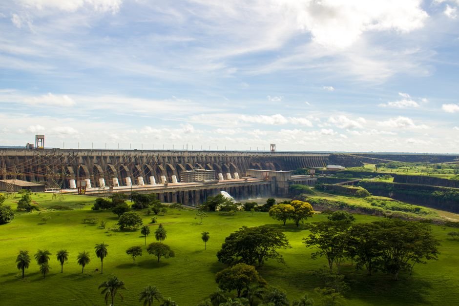 Barragem de Itaipu Binacional vista panorâmica com rio Paraná