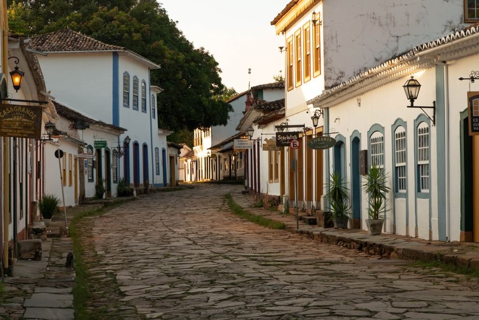 Rua histórica de Paraty com arquitetura colonial