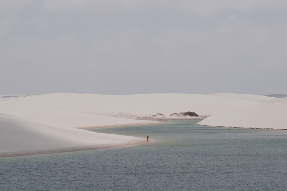Dunas e lagoas nos Lençóis Maranhenses ao entardecer