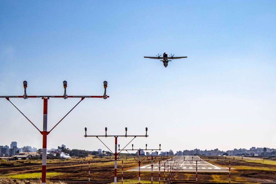 Avião decolando em aeroporto com céu azul