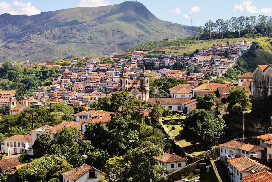 Vista de Ouro Preto com igrejas e montanhas