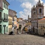 Rua do Pelourinho com casarões e igrejas