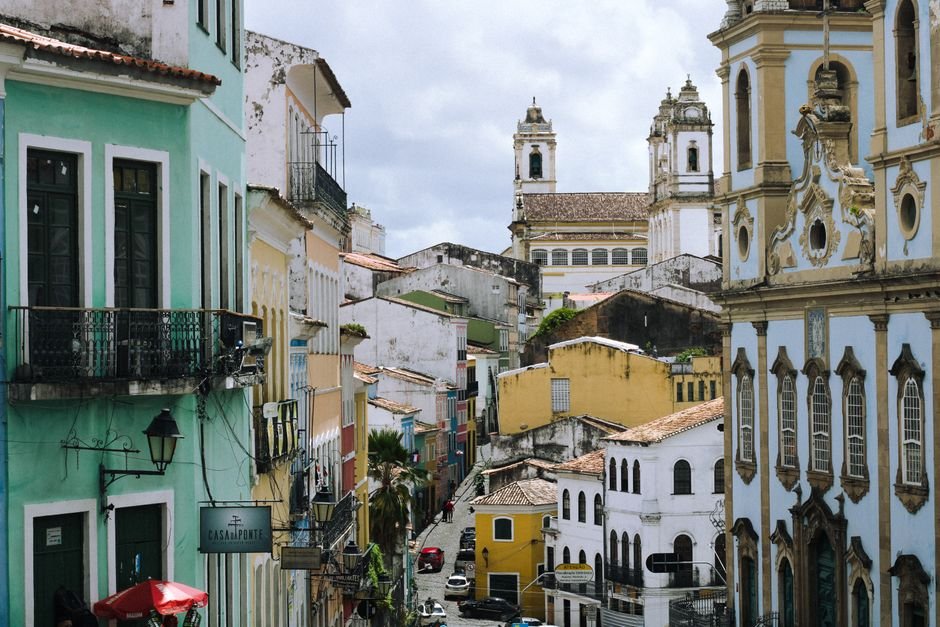 Pelourinho em Salvador com casas coloridas.