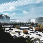 Cataratas do Iguaçu com água cristalina em dia ensolarado de inverno