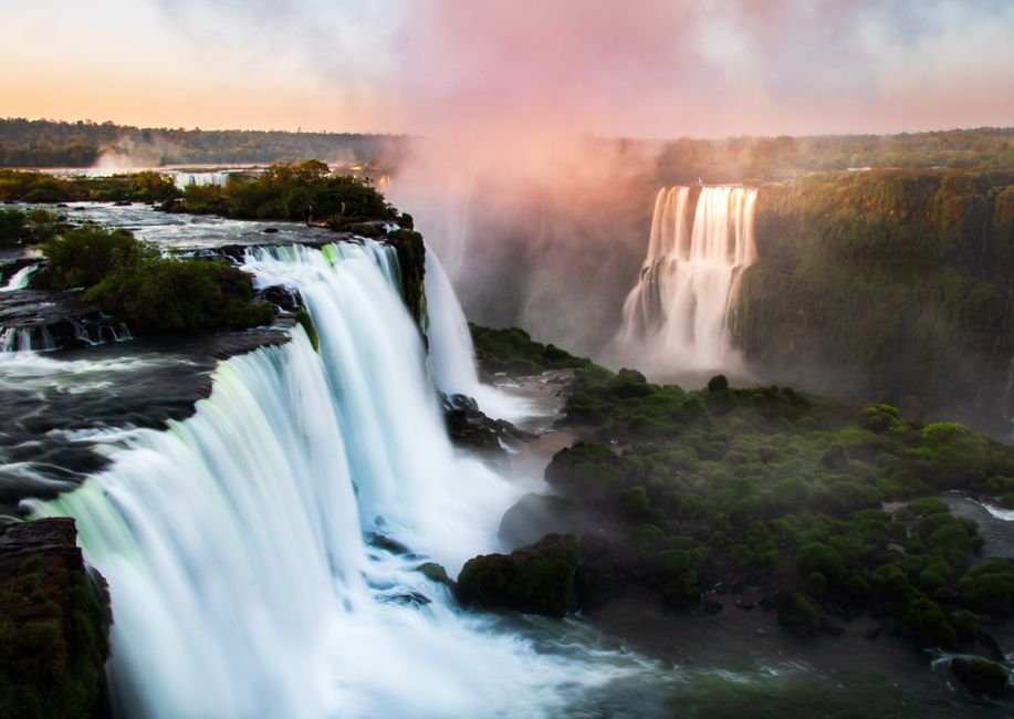 Vista aérea das Cataratas do Iguaçu com névoa e floresta tropical