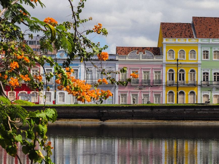Rua histórica no Recife Antigo com prédios coloridos